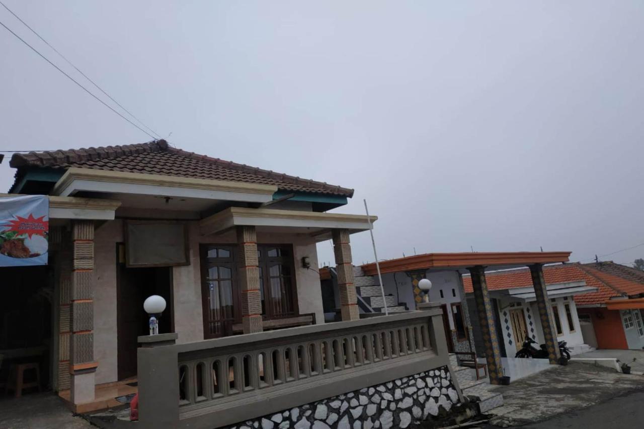 Oyo 90097 Homestay Sinta Ndani Putri Probolinggo Zewnętrze zdjęcie