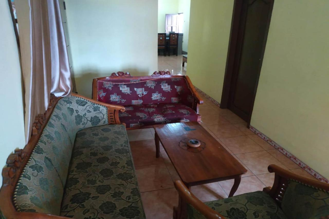 Oyo 90097 Homestay Sinta Ndani Putri Probolinggo Zewnętrze zdjęcie